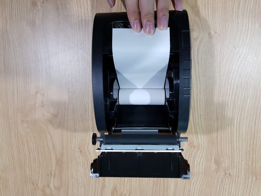 Bước 3: Đặt cuộn giấy in bill mới vào trong máy in